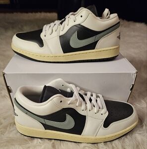 WOMEN'S AIR JORDAN 1 LOW SZ 12
